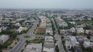 a Principal estrada cruzando a residencial área do defesa habitação sociedade Lahore Paquistão em Julho 22, 2023 video