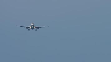 Jet Flugzeug Annäherung zu Land. Aufnahmen von ein Verkehrsflugzeug absteigend. Flugzeug fliegend, Vorderseite Aussicht video