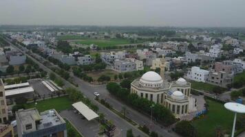 a Principal estrada cruzando a residencial área do defesa habitação sociedade Lahore Paquistão em Julho 22, 2023 video