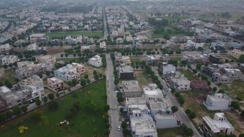 principale strada attraversamento il Residenziale la zona di difesa alloggiamento società lahore Pakistan su luglio 22, 2023 video