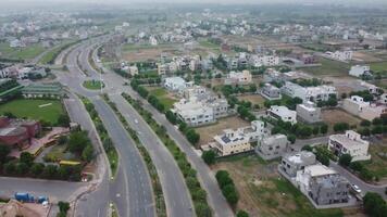 huvud väg korsning de bostads- område av försvar hus samhälle lahore pakistan på juli 22, 2023 video