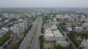 principale strada attraversamento il Residenziale la zona di difesa alloggiamento società lahore Pakistan su luglio 22, 2023 video