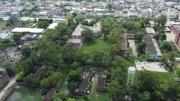 a Principal estrada cruzando a residencial área do defesa habitação sociedade Lahore Paquistão em Julho 22, 2023 video