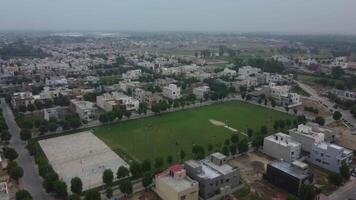 principale strada attraversamento il Residenziale la zona di difesa alloggiamento società lahore Pakistan su luglio 22, 2023 video