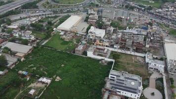 lindo residencial áreas dentro Lahore com zangão em novembro 18, 2023 video