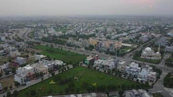 huvud väg korsning de bostads- område av försvar hus samhälle lahore pakistan på juli 22, 2023 video