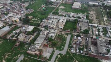 lindo residencial áreas dentro Lahore com zangão em novembro 18, 2023 video