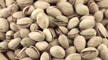 pistachios dentro uma de madeira tigela. de madeira fundo. saudável Comida. video