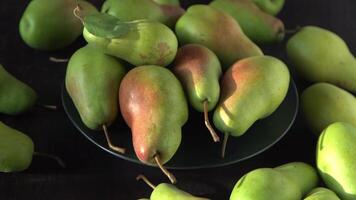 parisino Pera variedad. frutas en el mesa. otoño cosecha. peras parte superior vista. video