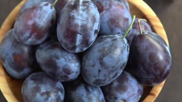 ciruela variedad húngaro. Fruta cosecha en el mesa en el cocina. otoño azul ciruela. vitamina alimento. video