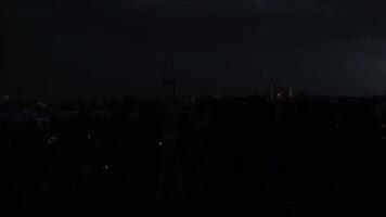 orage dans le nuit ciel. clignote de foudre dans le noir ciel. la nature. orage et ouragan dans le ville. noir pluie des nuages. foudre les coups le maison video