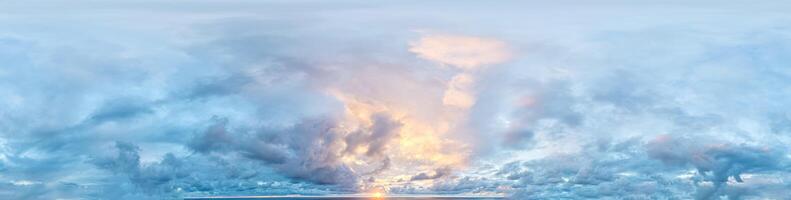 cielo parte de sin costura panorama en puesta de sol hora con ligero nubes, para fácil utilizar en 3d gráficos y composicion en zumbido esférico panoramas como un cielo cúpula. foto