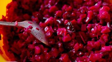 gehakt rood biet salade met lepel in een plastic kom video