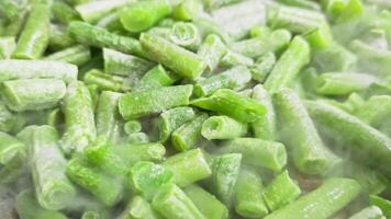 frittura verde fagioli su padella, fotogramma intero avvicinamento Visualizza con selettivo messa a fuoco video