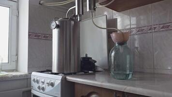 huiselijk distillatie uitrusting voor de distillatie van maneschijn alcohol, detailopname met selectief focus. video