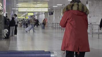 les passagers qui passe par dans une salle près accueil bureaux dans manas aéroport video