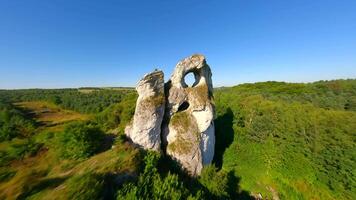 dynamisch fpv Flug durch Loch im das Kalkstein Felsen von das jurassisch Hochland video