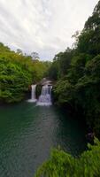 antenne visie van tropisch waterval tussen de weelderig oerwoud in Thailand video