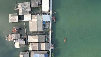 parte superior ver de un flotante pescar pueblo en koh bueno, Tailandia video