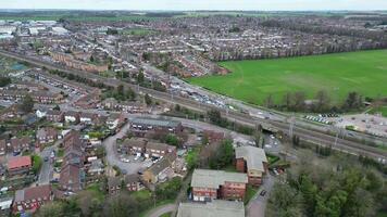 hoch Winkel Aussicht von Norden Luton Stadt während wolkig und regnerisch Tag. Luton, England Vereinigtes Königreich. März 19., 2024 video