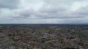 alto angolo Visualizza di nord luton città durante nuvoloso e piovoso giorno. lutone, Inghilterra UK. marzo 19, 2024 video