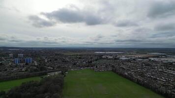 hoch Winkel Aussicht von Norden Luton Stadt während wolkig und regnerisch Tag. Luton, England Vereinigtes Königreich. März 19., 2024 video