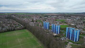 alto angolo Visualizza di nord luton città durante nuvoloso e piovoso giorno. lutone, Inghilterra UK. marzo 19, 2024 video