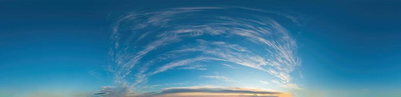 azul cielo panorama con cirro nubes en sin costura esférico equirrectangular formato. lleno cenit para utilizar en 3d gráficos, juego y edición aéreo zumbido 360 la licenciatura panoramas para cielo reemplazo. foto