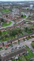 hoch Winkel Aussicht von Norden Luton Stadt während wolkig und regnerisch Tag. Luton, England Vereinigtes Königreich. März 19., 2024 video