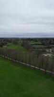 aéreo Visão do campo panorama às st albanos cidade do Inglaterra Reino Unido video