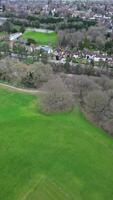 aéreo ver de campo paisaje a S t albanes ciudad de Inglaterra Reino Unido video