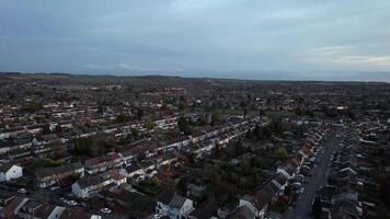 aereo Visualizza di luton città di Inghilterra UK durante tramonto. marzo 18, 2024 video