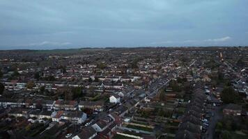 antenn se av luton stad av England Storbritannien under solnedgång. Mars 18:e, 2024 video