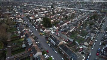 antenn se av luton stad av England Storbritannien under solnedgång. Mars 18:e, 2024 video