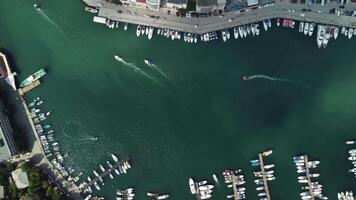 aérien panoramique vue de balaklava paysage avec bateaux et mer dans Marina baie. Crimée sévastopol touristique attraction. drone Haut vue coup de Port pour luxe voiliers, bateaux et voiliers. video