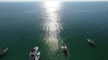 aereo panoramico Visualizza di paesaggio marino con cristallo chiaro azzurro mare e roccioso sponde. yachts nel un' bellissimo laguna su fondale di rocce. il concetto di un ideale destinazione per estate viaggio e vacanza. video