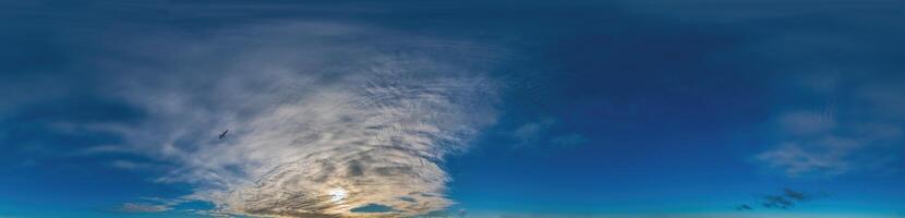 azul cielo con cirro nubes sin costura panorama en esférico equirrectangular formato. completar cenit para utilizar en 3d gráficos, juego y para composicion en aéreo zumbido 360 la licenciatura panoramas como un cielo Hazme foto