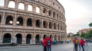 coliseo en Roma, Italia. antiguo romano coliseo es uno de principal turista atracciones en Europa. personas visitar famoso coliseo en Roma ciudad centro. escénico bonito ver video