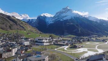 Antenne Panorama von das engelberg Dorf im Schweiz. Aussicht auf das schweizerisch Dorf engelberg im das Winter mit Schnee Abdeckung das ganz Landschaft video