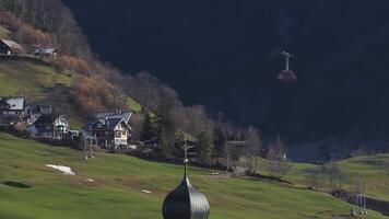 aéreo panorama de el Engelberg pueblo en Suiza. ver en el suizo pueblo Engelberg en el invierno con nieve cubierta el todo paisaje video