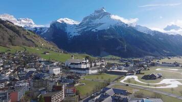 antenne panorama van de engelberg dorp in Zwitserland. visie Aan de Zwitsers dorp engelberg in de winter met sneeuw aan het bedekken de geheel landschap video