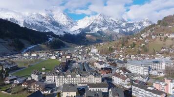 antenn panorama av de engelberg by i schweiz. se på de swiss by engelberg i de vinter- med snö beläggning de hel landskap video