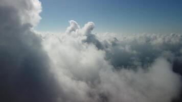 Antenne Sicht. das Drohne fliegt Über nebelig und flauschige Wolken. Blau Himmel Sonne und Meer Nebel. abstrakt Antenne Natur Sommer- Ozean Sonnenuntergang Meer und Himmel Hintergrund. Urlaub, Ferien und Urlaub Konzept video