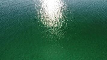 Antenne Panorama- Aussicht von Seelandschaft mit Kristall klar azurblau Meer und felsig Ufer. Yachten im ein schön Lagune auf Hintergrund von Felsen. das Konzept von ein Ideal Ziel zum Sommer- Reise und Urlaub. video