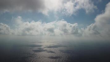 aéreo visualizar. a zangão moscas sobre nebuloso e fofo nuvens. azul céu Sol e mar névoa. abstrato aéreo natureza verão oceano pôr do sol mar e céu fundo. férias, período de férias e feriado conceito video