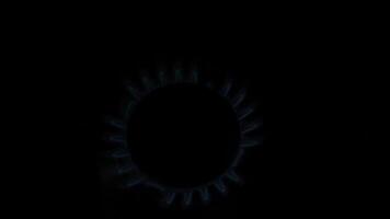 irriconoscibile donna mano svolta su stufa interruttore, illuminazione cucina bruciatore di gas stufa al chiuso. stufa bruciatore accensione in blu cucinando fiamma. naturale gas infiammazione. vicino su, lento movimento. video