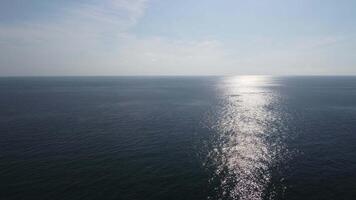 Antenne Panorama- Aussicht von Seelandschaft mit Kristall klar azurblau Meer und felsig Ufer. Yachten im ein schön Lagune auf Hintergrund von Felsen. das Konzept von ein Ideal Ziel zum Sommer- Reise und Urlaub. video