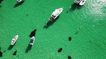 aéreo panorámico ver de marina con cristal claro azur mar y rocoso orillas yates en un hermosa laguna en fondo de rocas el concepto de un ideal destino para verano viaje y vacaciones. video