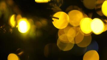 abstrakt festlich Gelb Orange Beleuchtung mit Bokeh, funkelnd kreisförmig Sterne Bewegung. Urlaub Konzept Hintergrund. Urlaub Konzept Hintergrund mit funkeln hell Formen. blinkend Weihnachten Baum Beleuchtung video