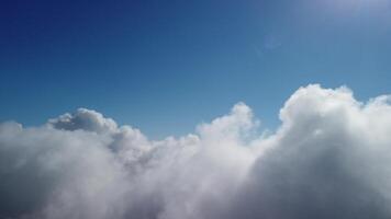 antenn se. de Drönare flugor över dimmig och fluffig moln. blå himmel Sol och hav dimma. abstrakt antenn natur sommar hav solnedgång hav och himmel bakgrund. semester, semester och Semester begrepp video